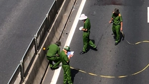 Khám nghiệm hiện trường vụ thi thể không còn nguyên vẹn trên cao tốc Vĩnh Hảo - Phan Thiết