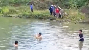 Rủ nhau tắm hồ, 3 cháu bé chết đuối thương tâm