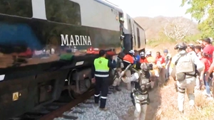 Hiện trường tàu khách trật bánh ở Mexico, ít nhất 13 người thiệt mạng