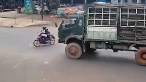 Giây phút ô tô tải tông xe máy rồi lao vào nhà dân làm 4 người thương vong