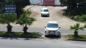 Nhiều ô tô tập lái ngang nhiên leo dải phân cách trên quốc lộ