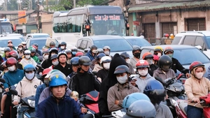 Cửa ngõ TP.HCM và Hà Nội ùn ứ do người dân về quê nghỉ Tết dương lịch 2026