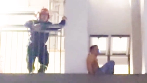 Cảnh sát thuyết phục nam thanh niên từ bỏ ý định nhảy lầu ở phường Tân Mỹ, TP.HCM