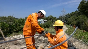Công nhân làm việc xuyên đêm để cấp điện lại cho Phú Quốc sau sự cố cáp ngầm 110kV