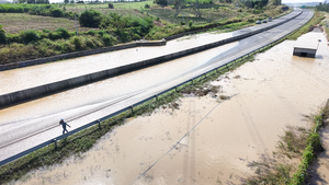 Cận cảnh mặt đường và máy bơm chống ngập cao tốc Phan Thiết - Dầu Giây chìm trong lũ