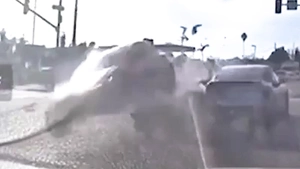 Khoảnh khắc ô tô lao 'xé gió' gây tai nạn liên hoàn ở Mỹ, 4 người thương vong