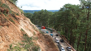 Khung giờ và các loại xe nào được phép lưu thông trên đèo Prenn Đà Lạt sau khi bị sạt lở?