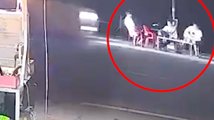 Giây phút xe khách lao vào 3 người đang ngồi uống nước bên đường tại Đồng Tháp