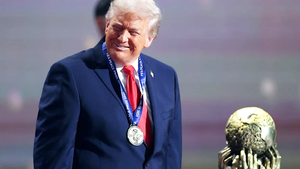 Ông Trump được trao giải Hòa bình FIFA tại lễ bốc thăm World Cup