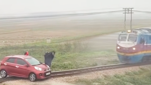 Tàu hỏa 24 toa kịp dừng khẩn cấp tránh tông ô tô chết máy trên đường sắt