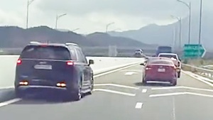 Video ô tô biển số tỉnh Đồng Nai lùi trên cao tốc, cảnh sát giao thông đang xác minh