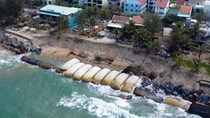 Vệt biển đẹp ở Hội An bị xâm thực dữ dội
