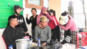Năm ngư dân được cứu trong vụ chìm tàu cá ở Quảng Bình, một người còn mất tích