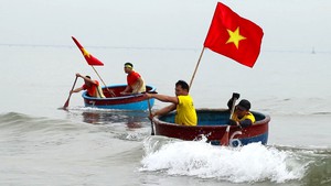 Sôi động giải đua thuyền mủng ở biển Cửa Lò