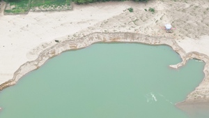 Người dân đánh trống, dựng lán 'tố' doanh nghiệp khai thác cát vượt 1.000m2