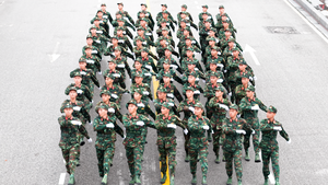 Hàng vạn người xem duyệt đội ngũ và diễu hành quần chúng kỷ niệm 70 năm giải phóng Hải Phòng