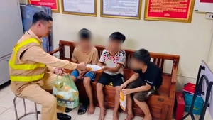 3 bé trai đạp xe hơn 30km đi chơi rồi lạc đường, được CSGT báo gia đình đón về