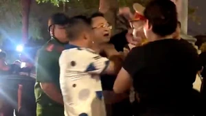 Tạm giữ người đàn ông chửi bới, đe dọa cảnh sát giao thông