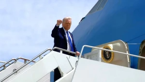 Ông Trump bị chỉ trích là vi hiến khi nhận máy bay 400 triệu USD từ Qatar