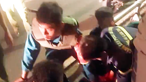 Ngăn thành công một người nước ngoài định nhảy cầu Thuận Phước vì buồn chuyện tình cảm