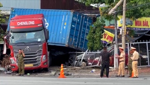 Tai nạn ở Bình Dương: Xe ben văng cabin, xe đầu kéo rơi thùng container vào cửa hàng ô tô