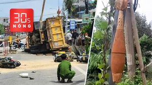 Bản tin 30s nóng: Video xe tải tông hàng loạt xe máy; Thót tim đạn cối treo trên cột điện