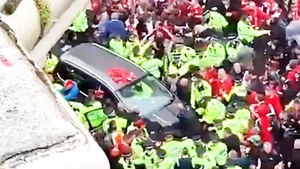 Video lao xe vào đám đông tại lễ rước cúp vô địch của Liverpool, 27 người bị thương
