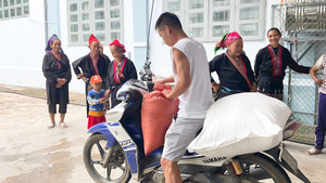 Trường vùng cao chia 21 tấn gạo cho học sinh, bất ngờ món quà cuối năm học