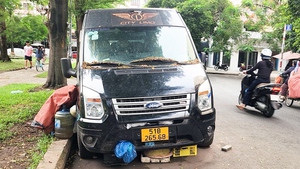 Cận cảnh ô tô đậu nhiều năm bên đường, thành nơi để đồ đạc và bỏ rác ở Tân Phú