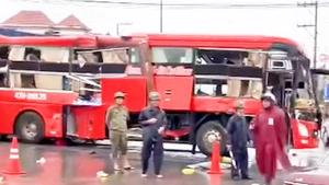 Xe khách giường nằm va chạm xe container, 5 người bị thương tại Bình Dương