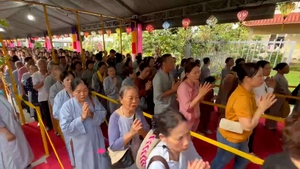 Dòng người đổ về chùa Thanh Tâm chiêm bái xá lợi Đức Phật ngày càng đông