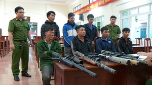 Bắt giữ 7 người mang 4 khẩu súng quân dụng vào rừng săn bắn
