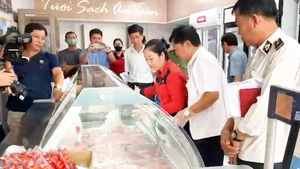 Kiểm tra Công ty cổ phần Chăn nuôi C.P. Việt Nam trước tin đồn bán heo, gà mắc bệnh