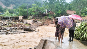 Mưa lớn dồn dập, lũ quét ở nhiều xã biên giới Nghệ An