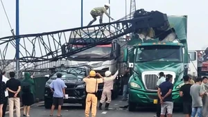 Xe cẩu công trình lật, đè trúng ô tô và xe container ở TP Thủ Đức
