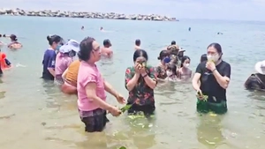 Người dân Tuy Hòa xuống biển tắm 'xả xui' giữa trưa Tết Đoan ngọ