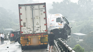 Xe đầu kéo đâm gãy lan can, treo lơ lửng trên cao tốc Nội Bài - Lào Cai