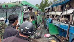 Hai xe khách đối đầu trên đường Hồ Chí Minh, nhiều người bị thương