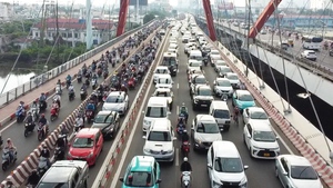 Nhiều tuyến đường ở TP.HCM kẹt xe kéo dài ngày đầu đi làm sau lễ