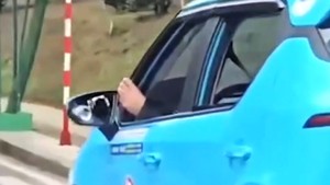 Đại diện hãng taxi lên tiếng vụ tài xế ở Đà Lạt vừa lái xe vừa gác chân lên cửa kính