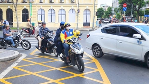 Vạch mắt võng tại giao lộ ở trung tâm TP.HCM giúp xe cộ rẽ phải thuận tiện