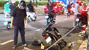 Bé trai hôn mê do bị cành cây rơi trúng đầu khi cha chở trên đường ở quận 5