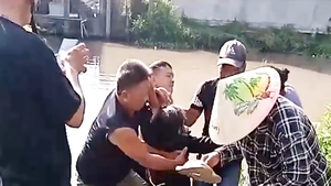 Cứu người phụ nữ lớn tuổi nhảy sông Bảo Định ở Tiền Giang