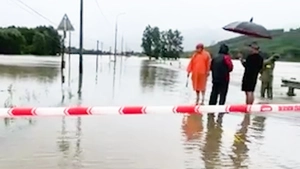 Mưa như trút nước chia cắt nhiều tuyến đường, gây sạt lở ở Quảng Nam và TP Huế