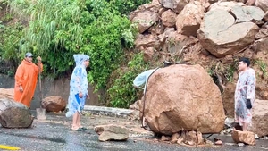 Sạt lở núi, tàu chìm, trâu chết ngạt trong mưa lũ do ảnh hưởng bão số 1