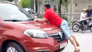 Người đàn ông bám vào nắp ca pô ô tô đang di chuyển ở Hà Tĩnh