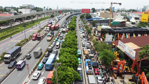 Cảnh sát giao thông nói lý do kẹt xe kéo dài giữa trưa cuối tuần ở ngã tư Thủ Đức
