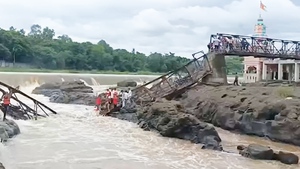 Sập cầu tại khu du lịch nổi tiếng ở Ấn Độ, 6 người chết, 32 người bị thương