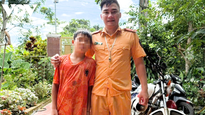 Cảnh sát giao thông lao xuống sông cứu nam sinh giữa dòng nước chảy xiết