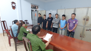 Ép cháu gái 14 tuổi uống bia say để hiếp dâm, 6 thanh niên bị khởi tố